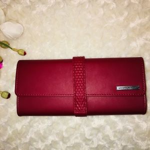Red clutch